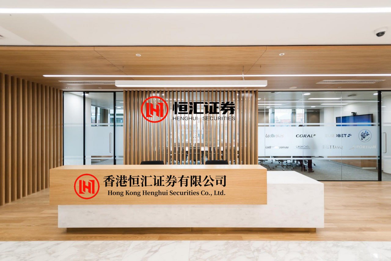 星火配资 女兵领队王媛回家！老公合影照曝光，又美又飒，生了3娃仍像少女